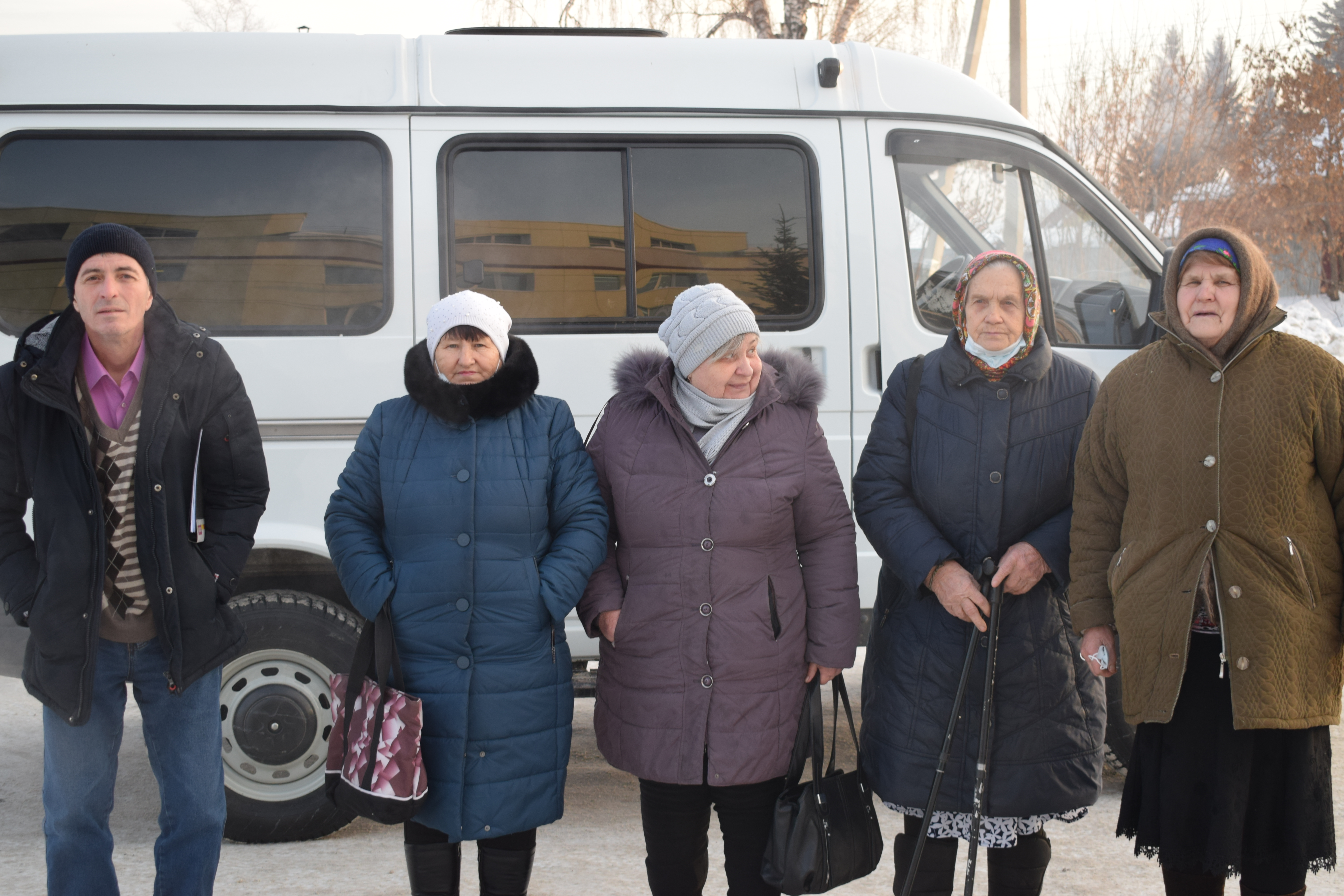 Мобильная бригада продолжает доставку пожилых людей в Муромцевскую центральную районную больницу для проведения профилактического осмотра и диспансеризации